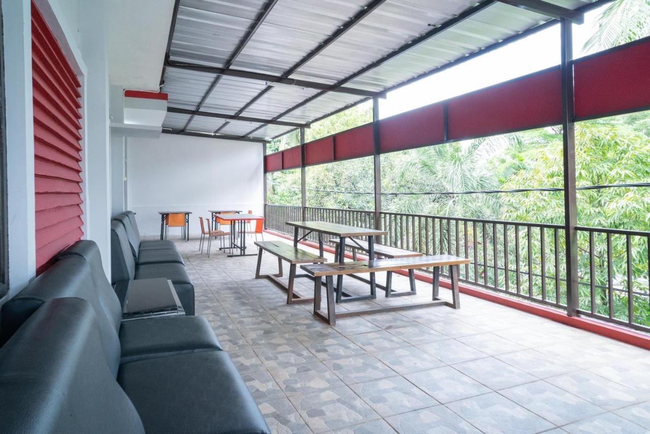 RedDoorz Plus near ITC Cempaka Mas 2 Jakarta Bagian luar foto